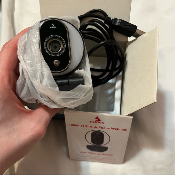 NexiGo N680E 1080P Webcam with Ring Light and Dual Microphone Plug & Play - Picture 3 of 8